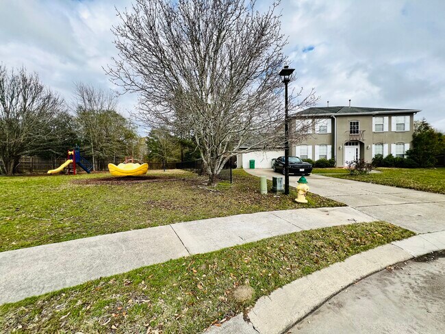 Building Photo - 1124 Charlie Dr