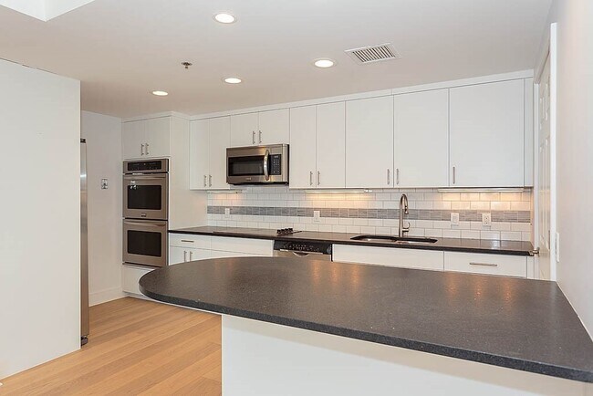 Foto del edificio - 75-83-83 Cambridge Pkwy