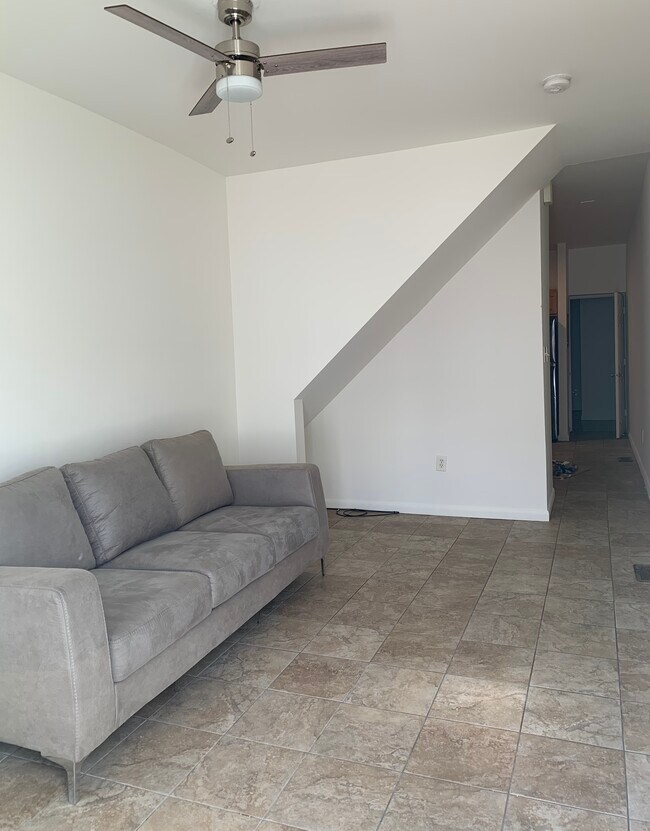 Sala de estar - 3531 W Allegheny Ave