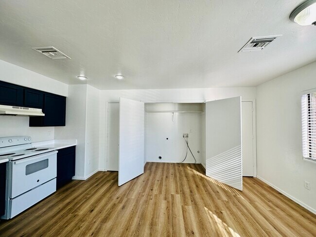 Building Photo - Open Layout 3 Bedroom with Washer/Dryer Ho...