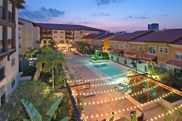 ¡El nuevo patio abrirá en enero! En la imagen se muestra el antiguo patio. - 200 4th Ave S