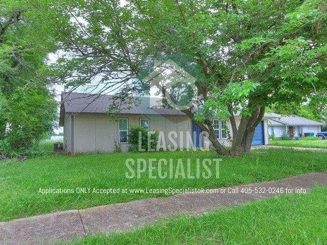 Building Photo - Adorable Norman 3 Bed 1.5 Bath House!