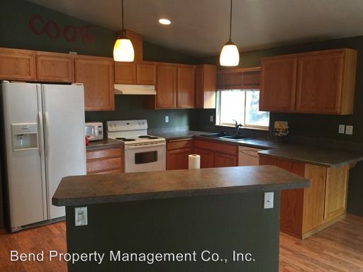 Building Photo - 2952 NE Oakley Ct