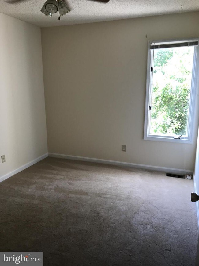Building Photo - 45627 Longfields Village Dr
