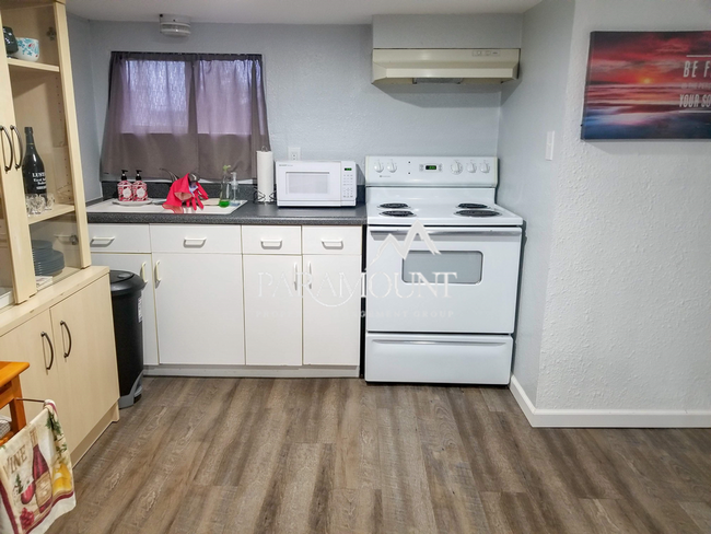 Building Photo - Cute 1 Bed 1 Bath Lower Unit w/View!