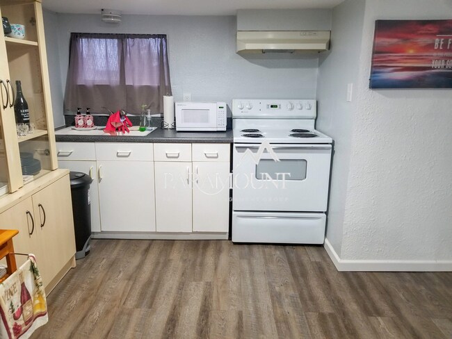 Foto del edificio - Cute 1 Bed 1 Bath Lower Unit w/View!