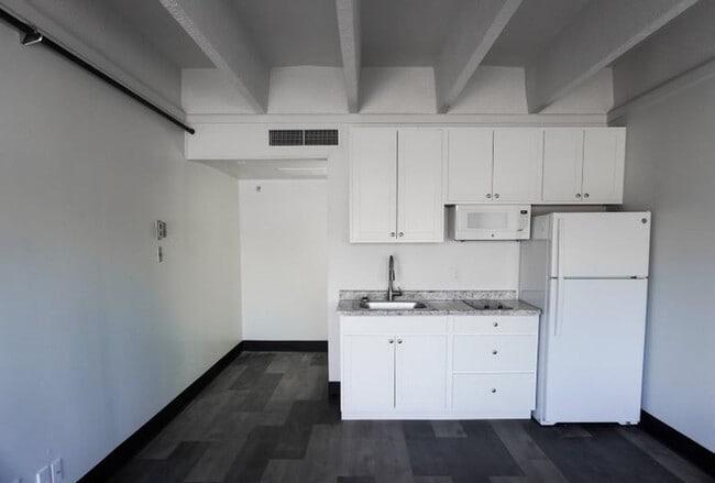 Building Photo - Studio Includes All Utilites