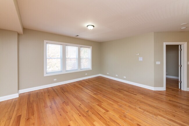 Building Photo - 1511 W Albion Ave