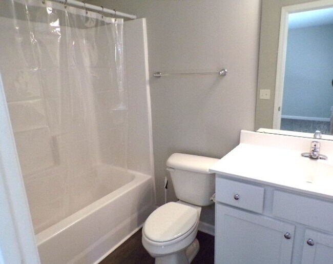 Foto del edificio - 4 Bedroom Townhome Located In Allenwood