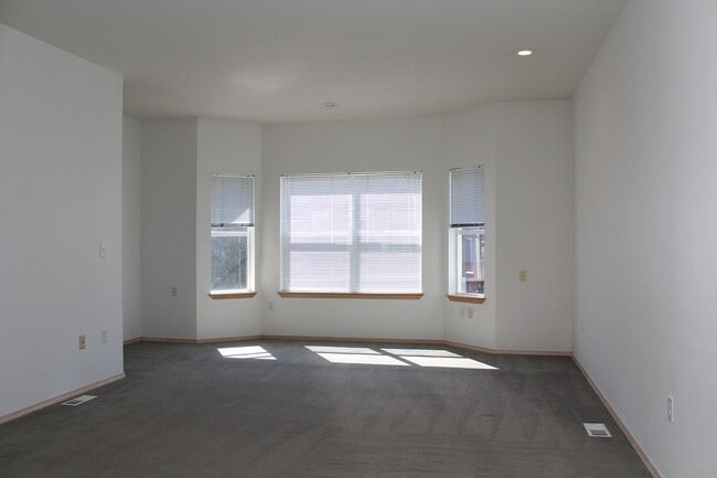 Building Photo - 3413 SW Moss St