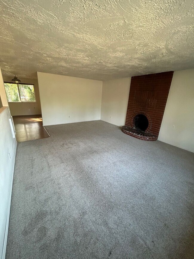 Building Photo - Ranch 3 Bedroom Home in Hearthwood Neighbo...