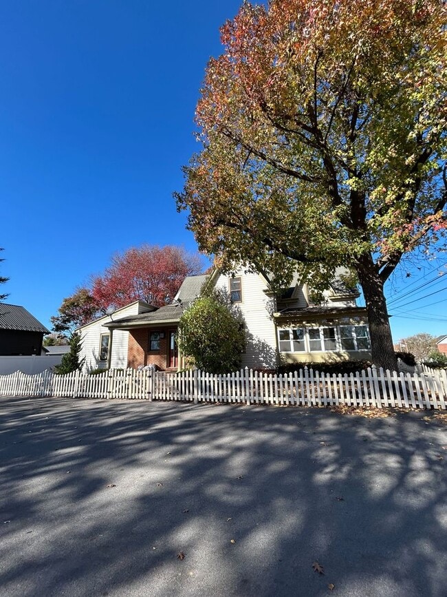 Building Photo - Beautiful, Large 4 Bedroom 1.5 Bath Home in Lancaster with Yard!