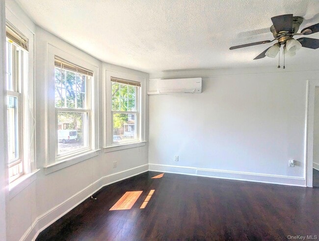 Building Photo - 344 Roslyn Ave