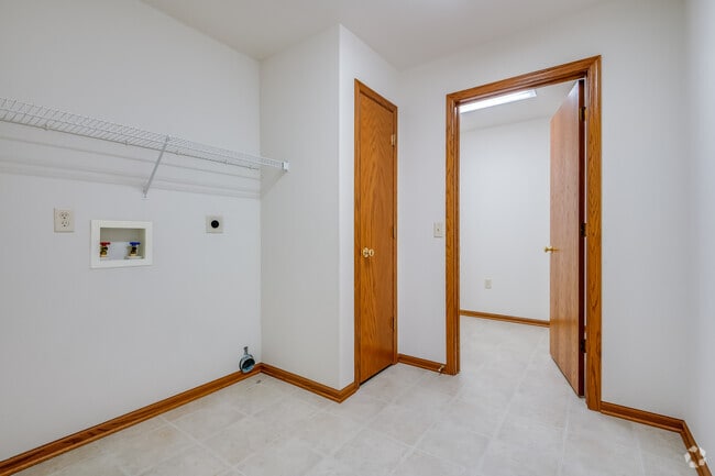 3 habitaciones, 2 baños - 1,636 pies cuadrados - Lavandería - Hawthorne Place Apartments