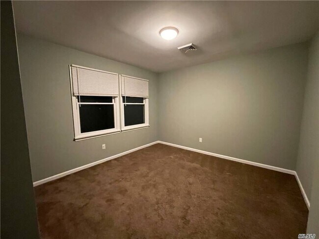 Building Photo - 529 S Oyster Bay Rd