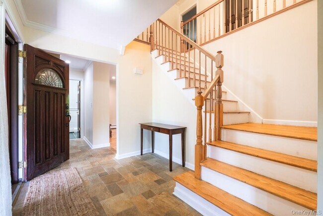 Foto del edificio - 64 Furnace Woods Rd