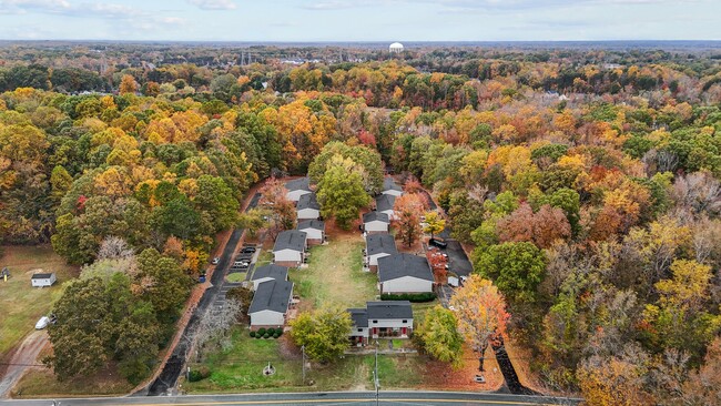 Building Photo - The Pointe at White Oak