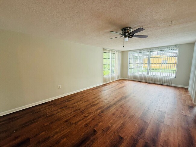 Foto del edificio - 7910 Lilac Dr