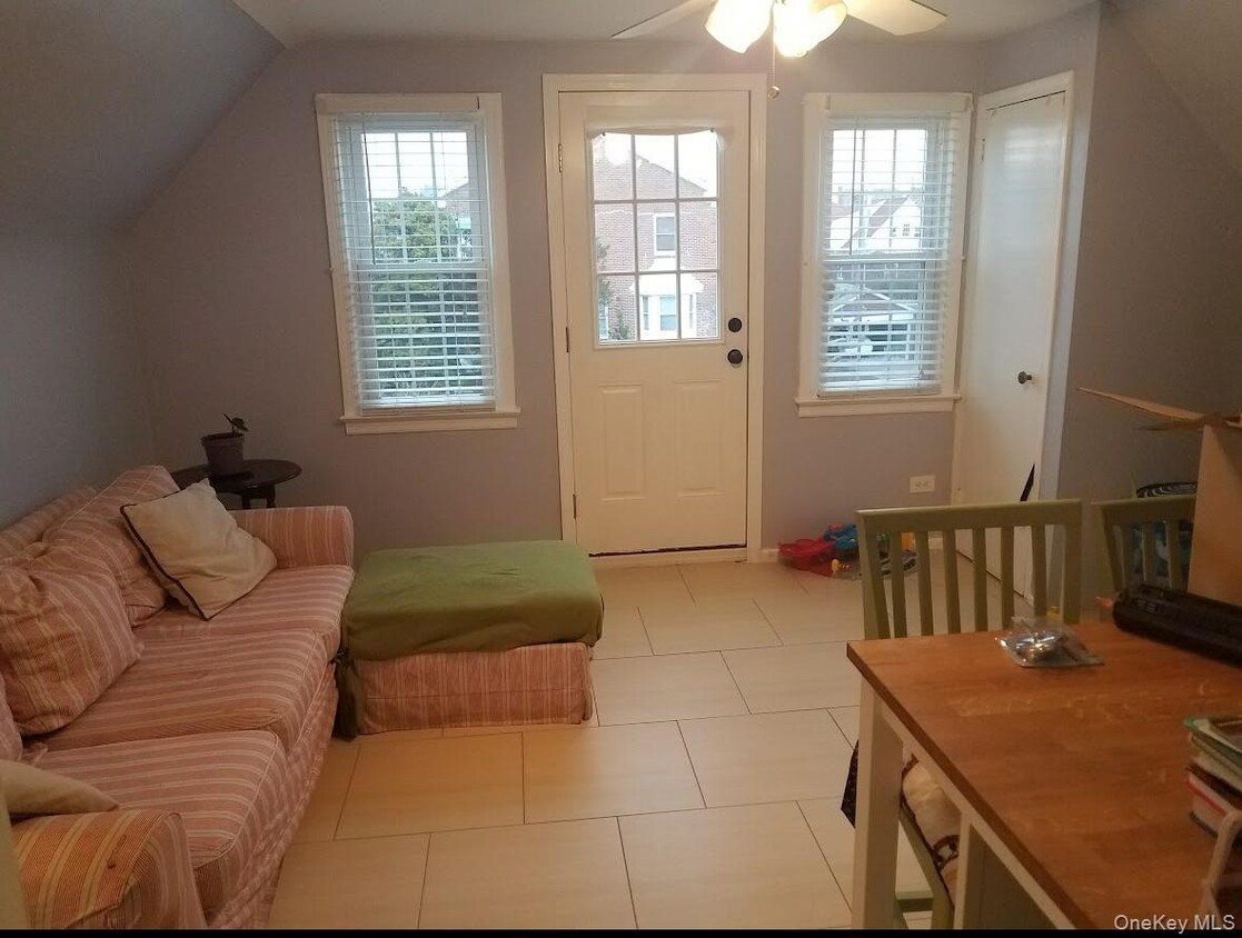 Building Photo - 302 E Penn St