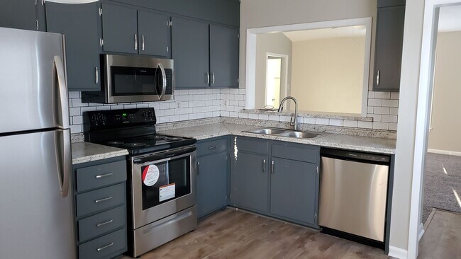 Building Photo - 2 WEEKS FREE OFF OF THE 1ST FULL MONTHS RENT