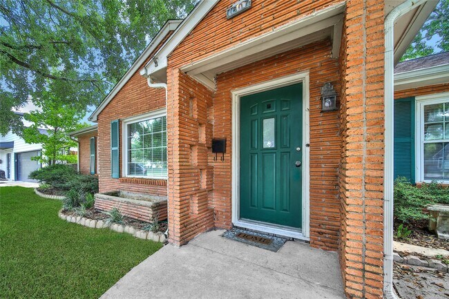 Building Photo - 1607 Libbey Dr