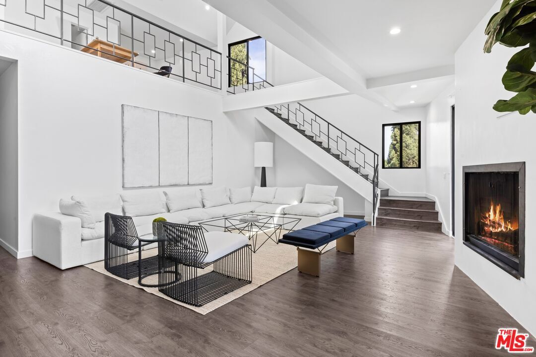 Foto principal - 8755 Shoreham Dr