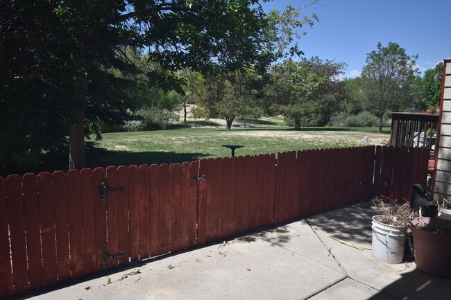 Building Photo - GREAT 3 BEDROOM/2 BATHROOM TOWNHOME WITH NEW PAINT & FLOORING. AVAILABLE 5/23.