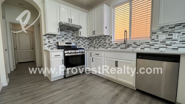 Foto del edificio - Huge 7 Bed 3 Bath Home in Victorville!!!
