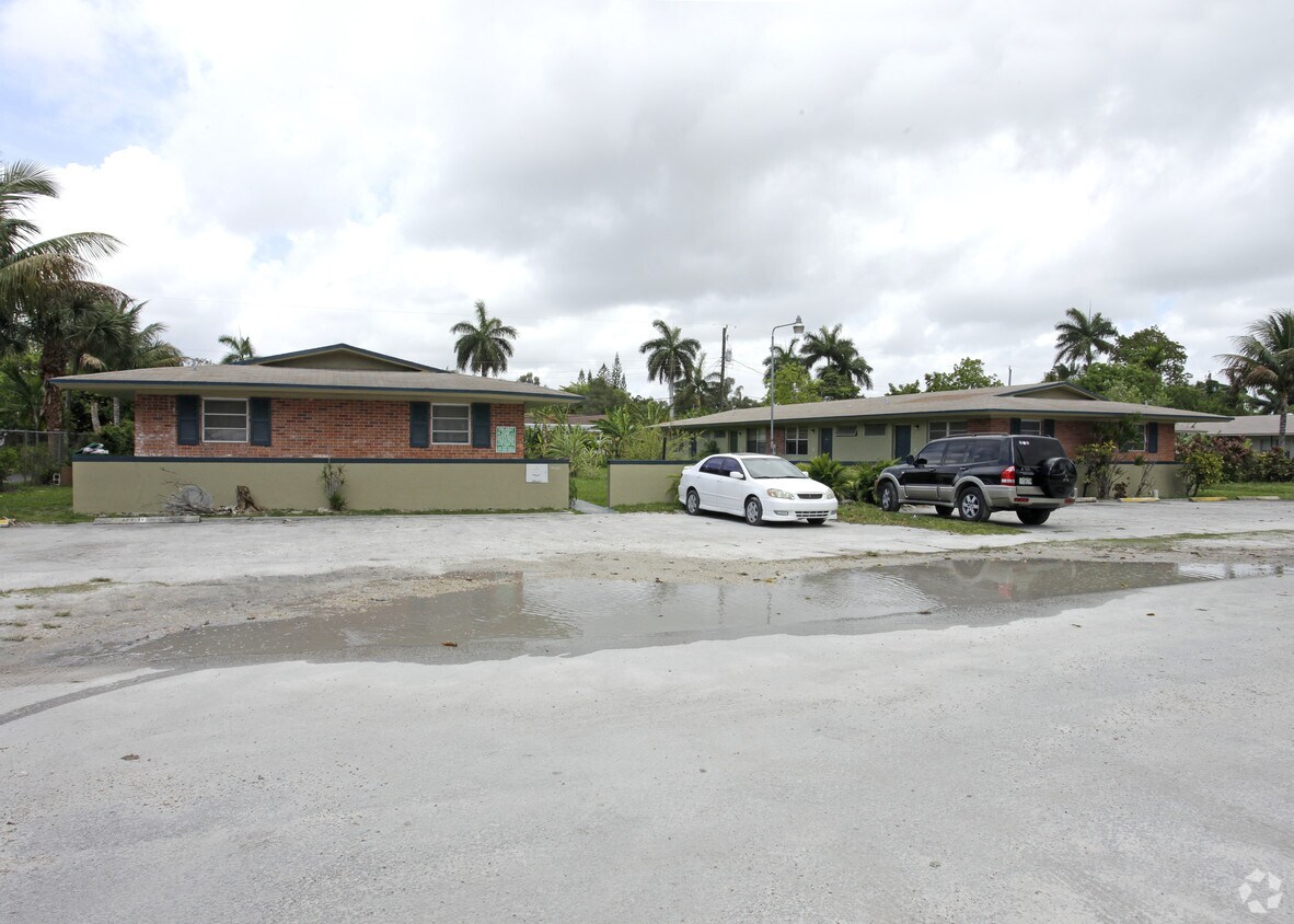 Foto del edificio - 14880-14890 NE 5th Ct