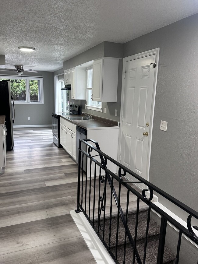 Building Photo - 1707 W 6th Ave