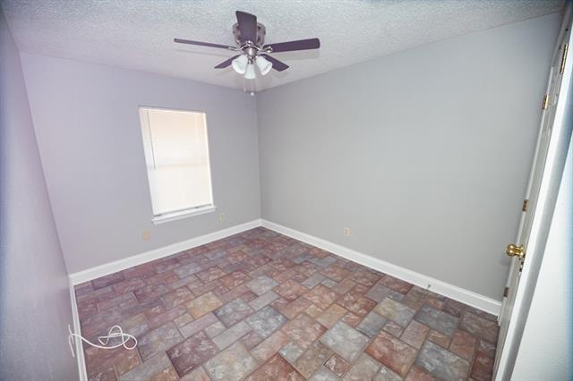 Building Photo - 122 Village Dr