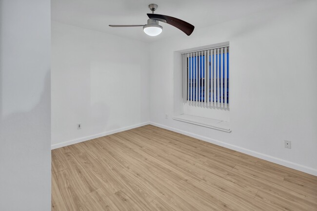 Building Photo - 4439 E Wood St