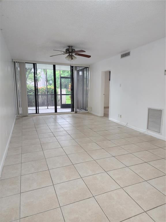 Foto del edificio - 8441 Forest Hills Dr