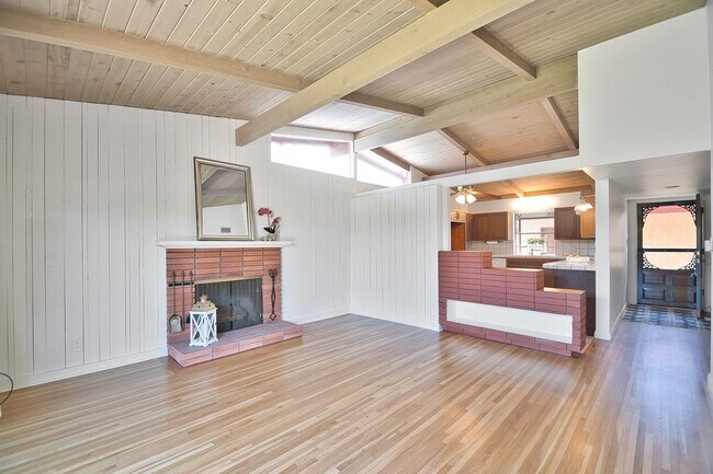 Building Photo - 3 Bedroom 2 Bath Home For Lease