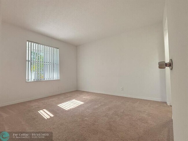 Foto del edificio - 9013 NW 38th Dr