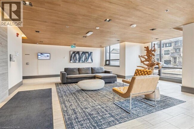 Building Photo - 10 Esplanade Ln