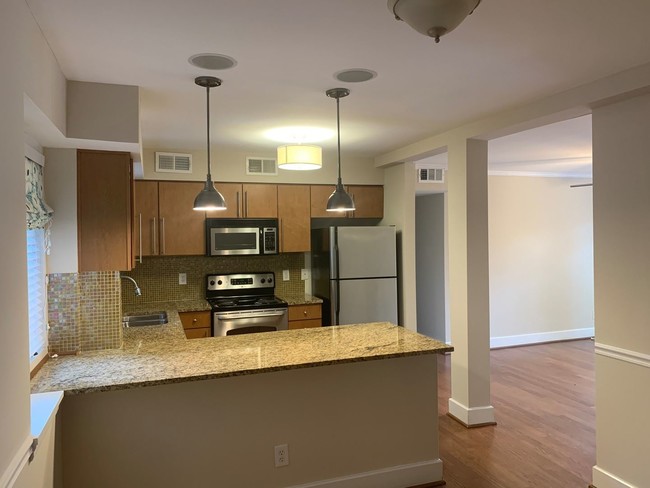 Building Photo - 2 br, 2 bath House - 2425 Vail Avenue Apt A21