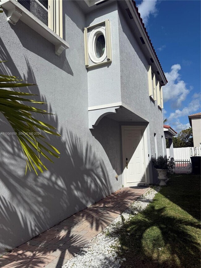 Foto del edificio - 3951 NE 13th Dr