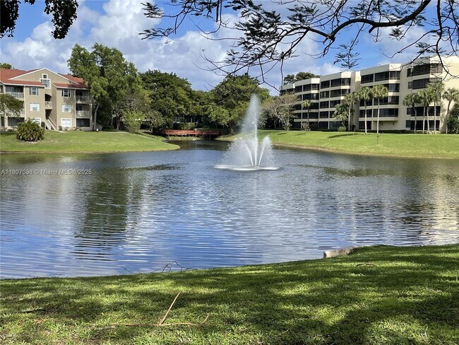 Foto del edificio - 1865 Palm Cove Blvd