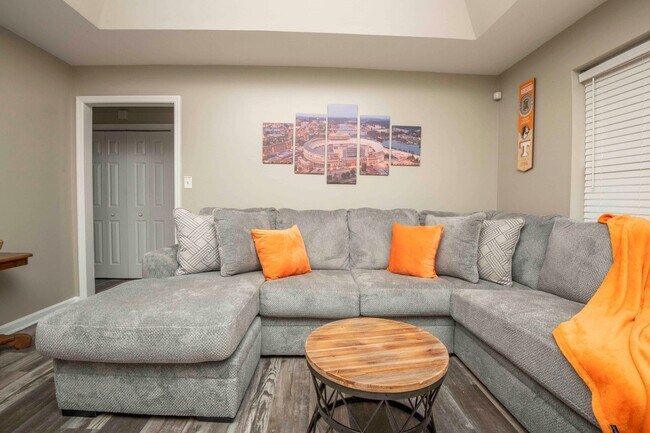 Foto del edificio - Knoxville 37916 - 3 bedroom, 2 bath condo in UT area, Short term rental considered @ $3400 a mont...