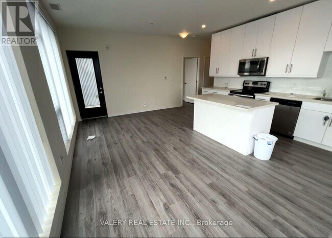 Building Photo - 690 King St W