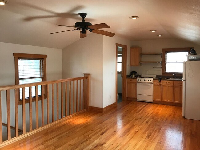Building Photo - Hyde Park Tiny Home/Garage Apartment