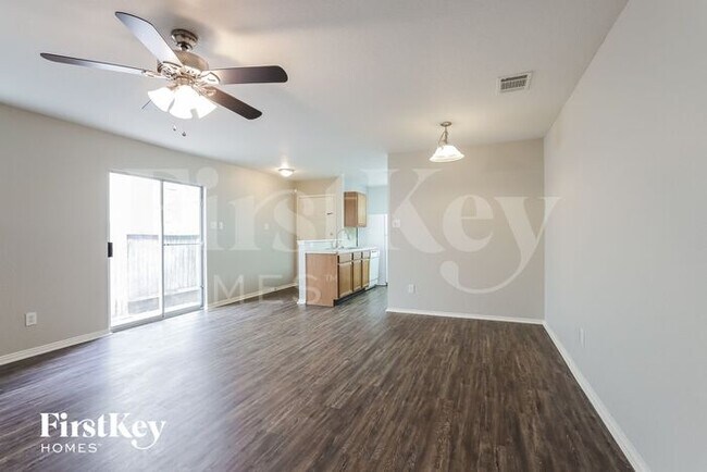Foto del edificio - 5227 Roth Forest Lane