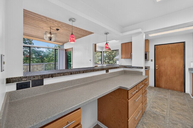 Building Photo - Cool Retro Rambler with daylight basement.  3 bedrooms 2 bathrooms. Beautiful West Kent Valley Vi...