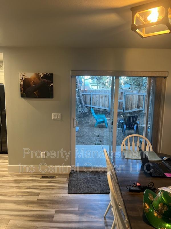 Foto del edificio - 645 SE Reed Market Rd