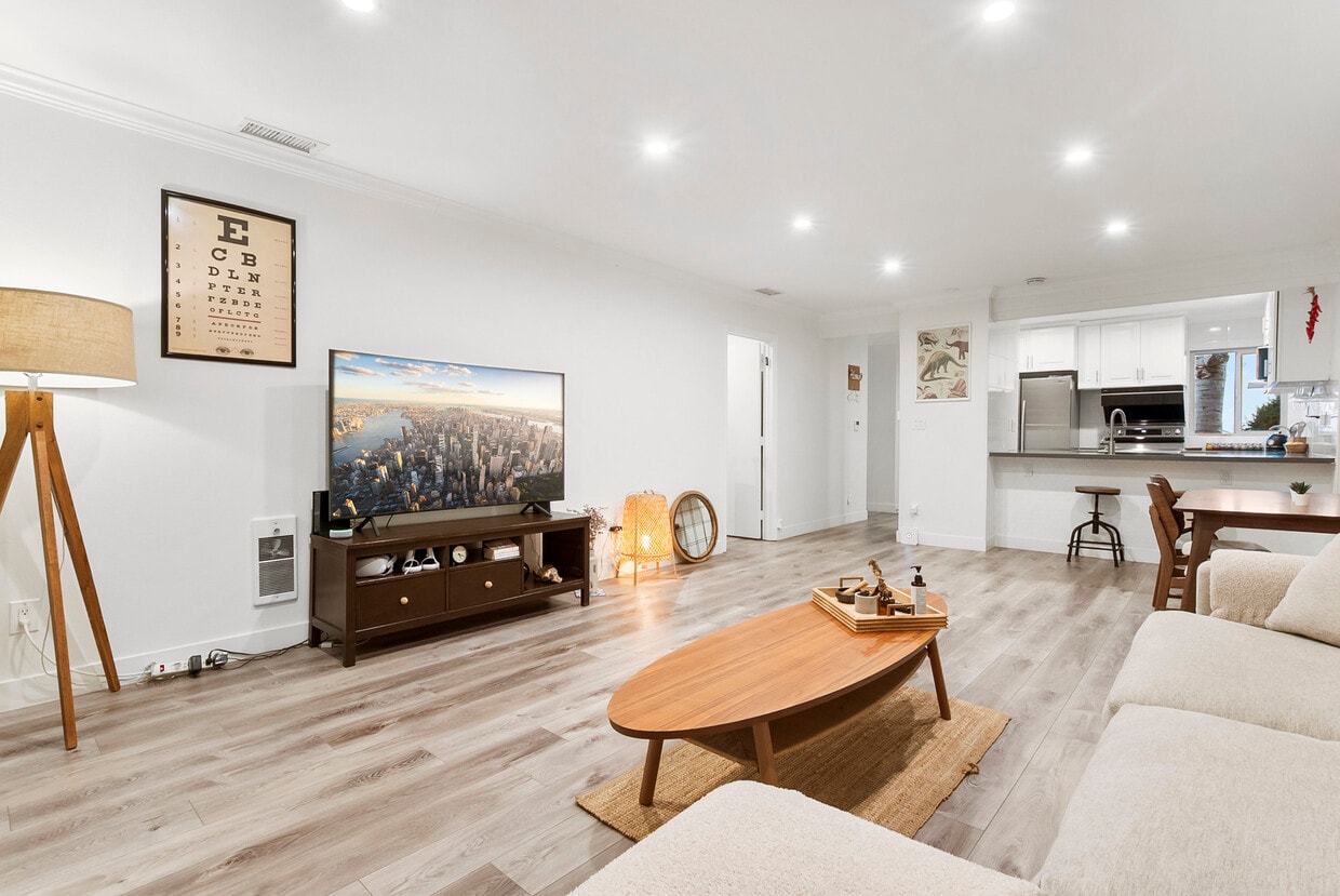 Relájate y descansa: disfruta de tus programas favoritos en el Smart TV desde la comodidad de nuestro acogedor sofá - 4110 Mount Alifan Pl