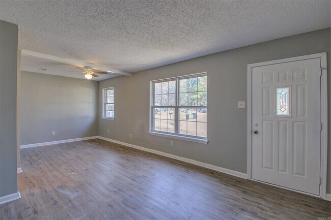 Building Photo - 3301 Green Dr