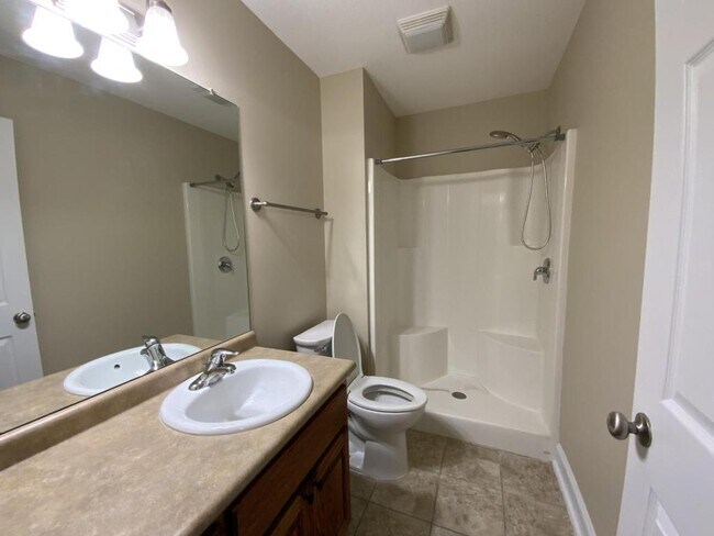 Foto del edificio - 104 Lakeview Commons Dr