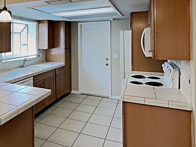 Building Photo - 622 Lake Dexter Cir