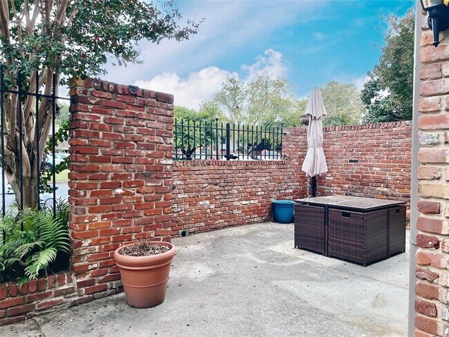 Building Photo - 3101 Colonial Way